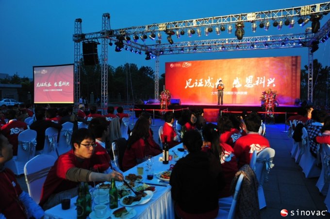 财务部张涞春朗诵他创作的诗歌《北京博天堂918ag团队之歌》