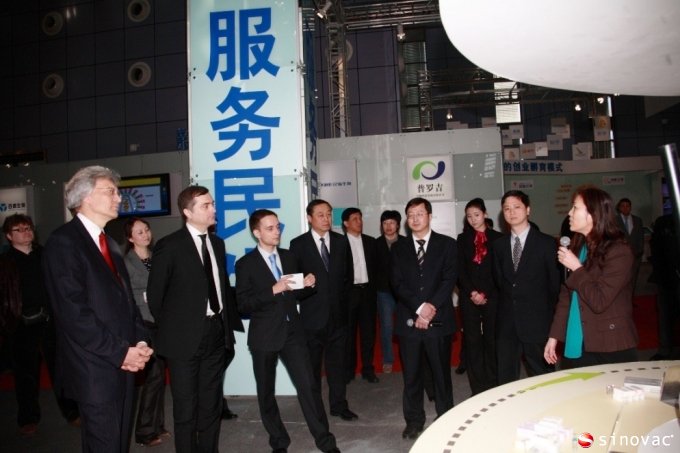 俄罗斯副总理弗拉季斯拉夫•苏尔科夫参观北京博天堂918ag展台