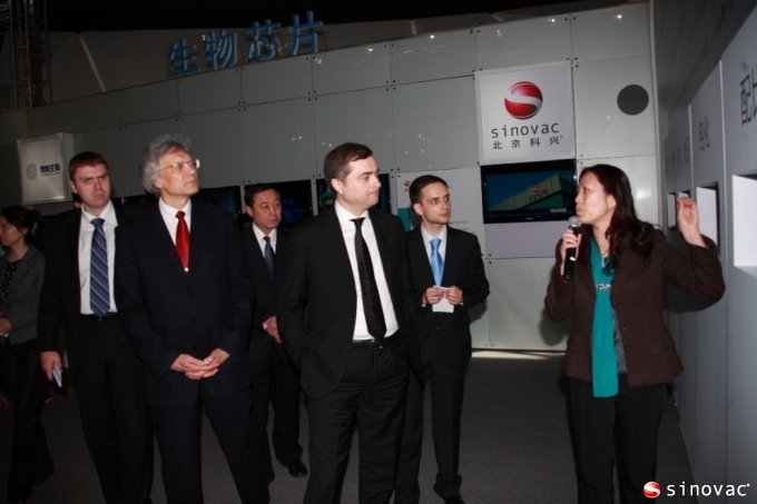 俄罗斯副总理弗拉季斯拉夫•苏尔科夫参观北京博天堂918ag展台